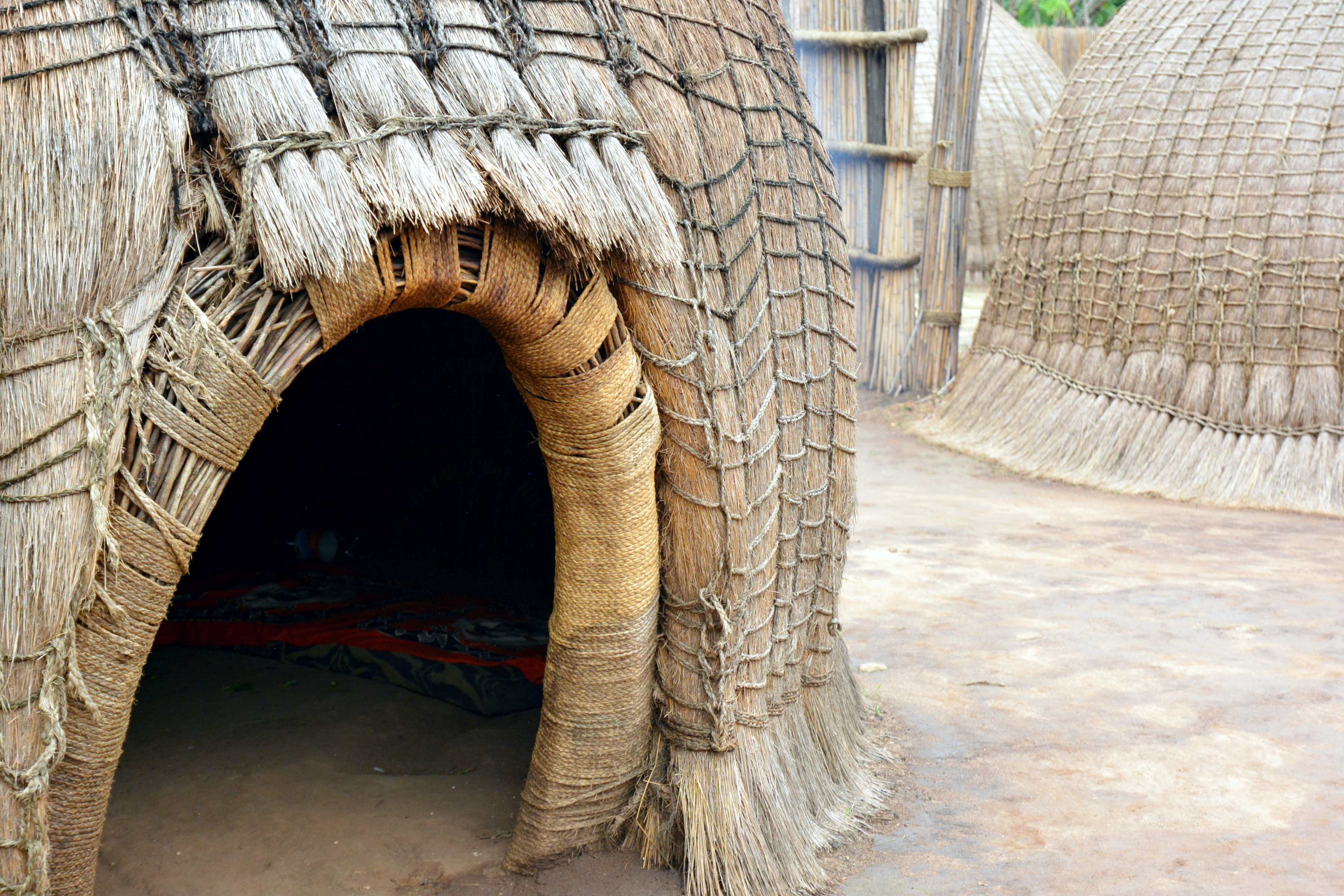Der Eingang einer Strohhütte im Dorf der Swasi