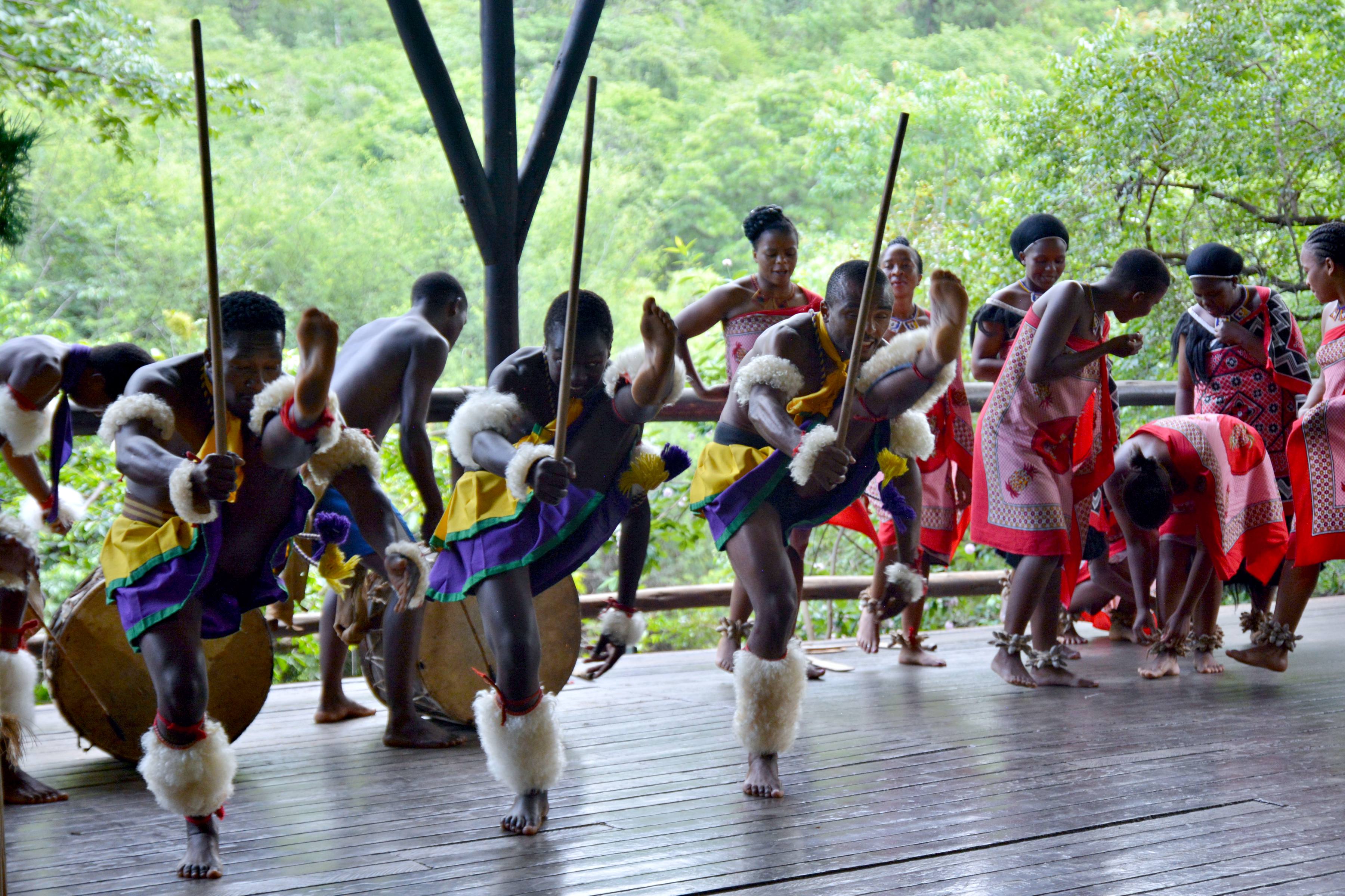 Eine Tanzgruppe tanz den traditionellen Swazi Reed Dance