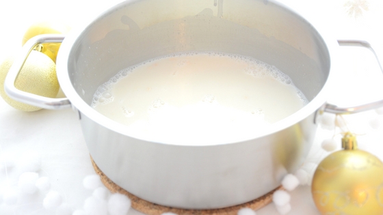 Gesunde Zimtschnecken: Mandelmilch erhitzen
