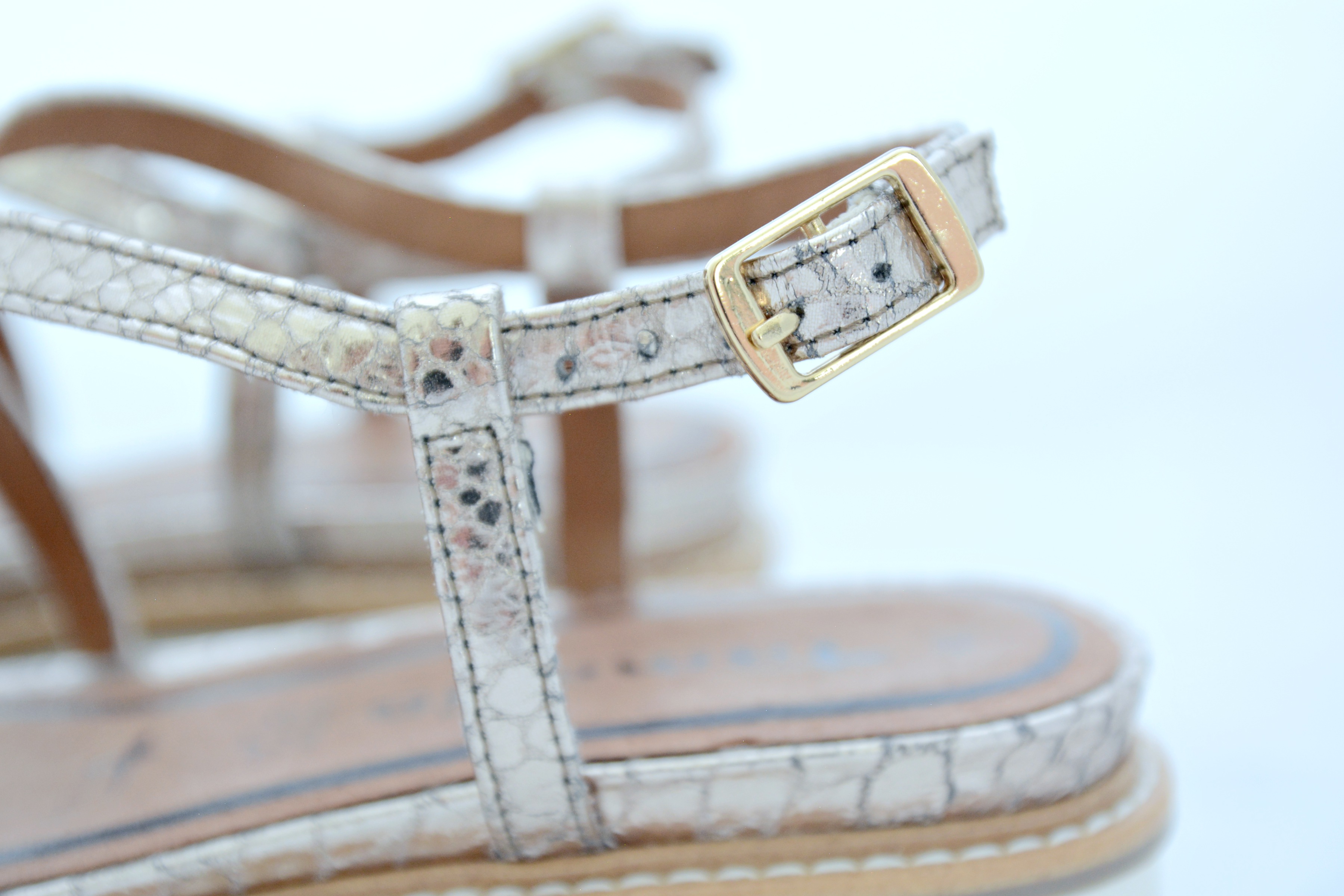 Newies vom Mai/Juni: Sandaletten mit goldenem Riemchen