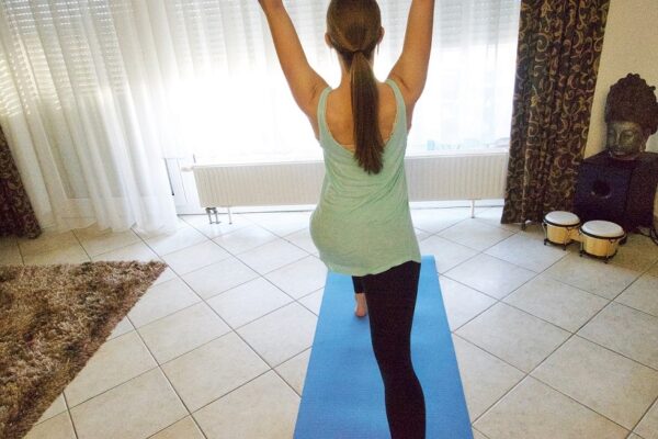 9 Gründe für Pilates 3 Pilates Uebung20im20Stehen1 1