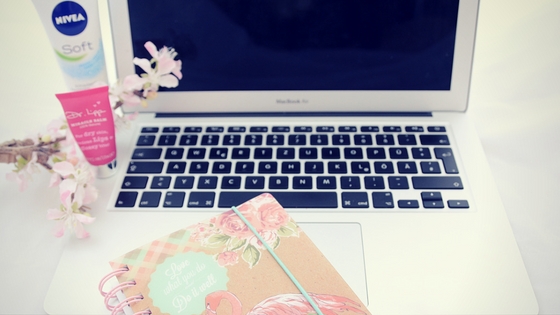 7 Büro Must Haves: Work & Beauty 3 buero must haves mac lipbalm handcreme und kalender1