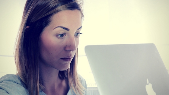 Mittwochsmoment: Online Hate - beachten oder ignorieren? 5 online hate am laptop1