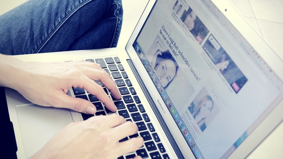 Blog Love <3 – 10 Dinge, die ich am Bloggen liebe 5 BlogLove am laptop schreiben1