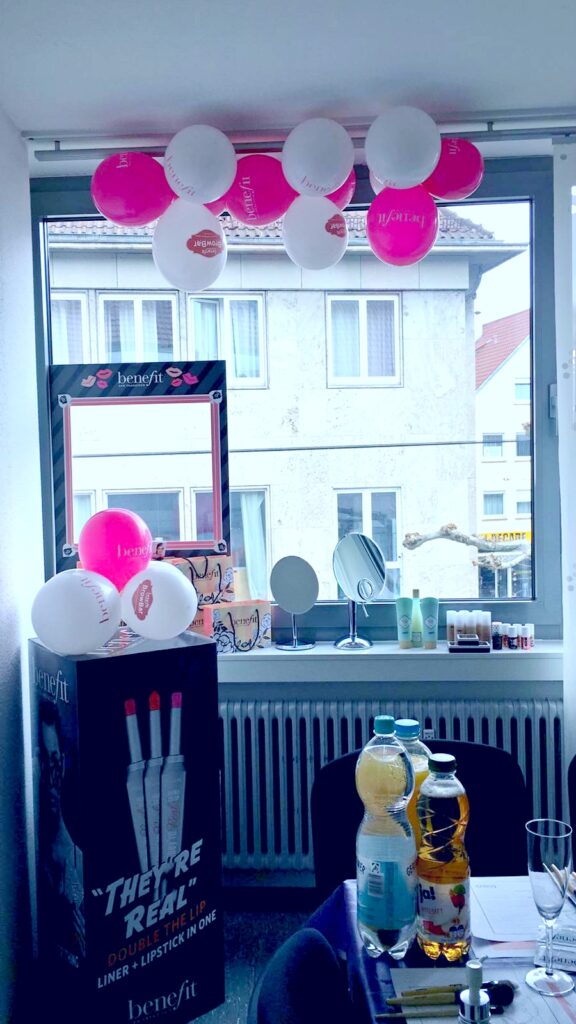 Der Benefit Makeup Workshop in Heilbronn + Schminktipps 8 benefit makeup seminar aufsteller1
