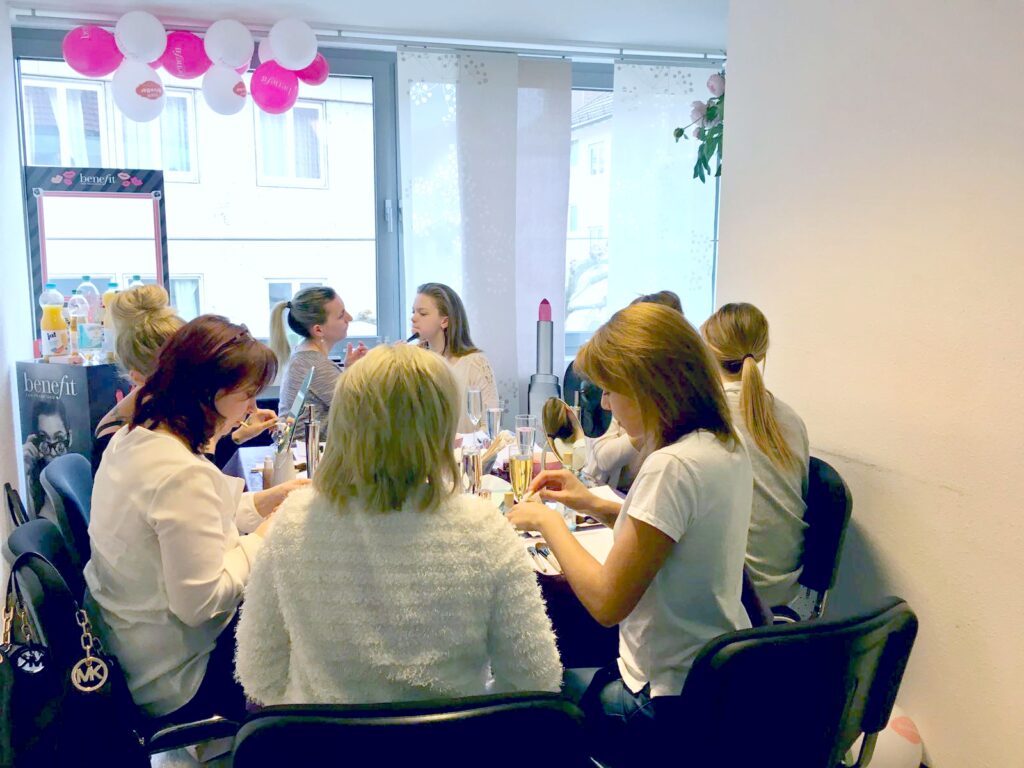 benefit makeup seminar gruppe beim schminken1