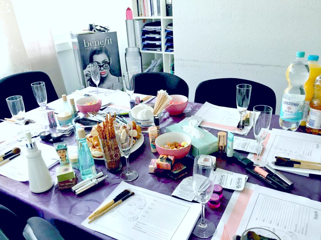 Der Benefit Makeup Workshop in Heilbronn + Schminktipps 12 benefit makeup seminar tisch mit makeup und suessigkeiten1