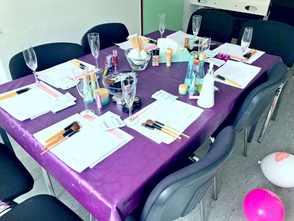 Der Benefit Makeup Workshop in Heilbronn + Schminktipps 11 benefit makeup seminar tisch1 1