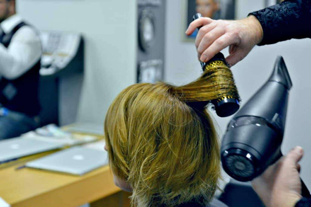 Das große Umstyling bei Scissorys Heilbronn + Styling Tipps 2 scissorys umstyling haare foehnen bei model carolin1